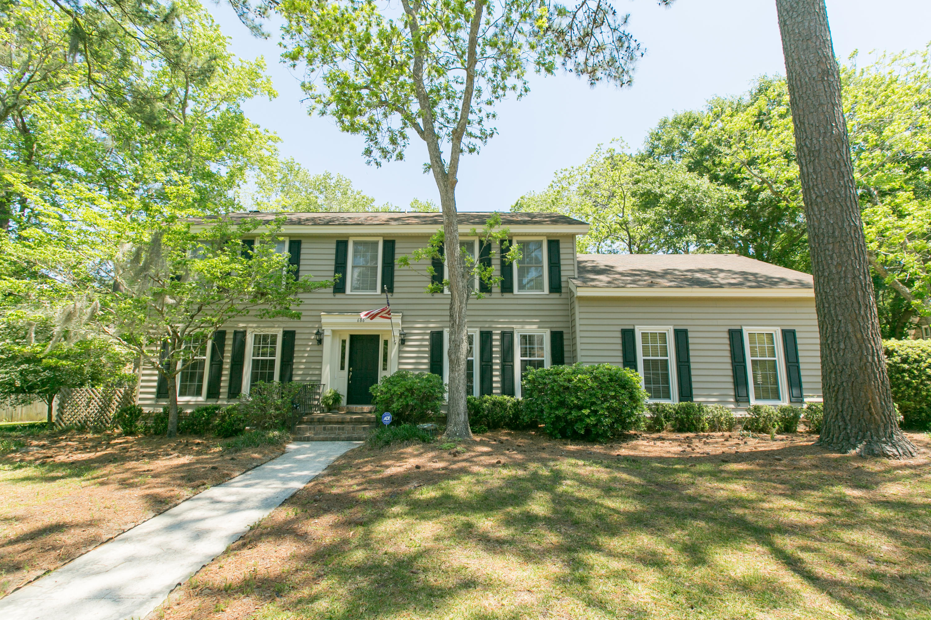686 Lk Pt Road Mount Pleasant, SC 29464 - Photo 2 of 37 686 Lake Point-3