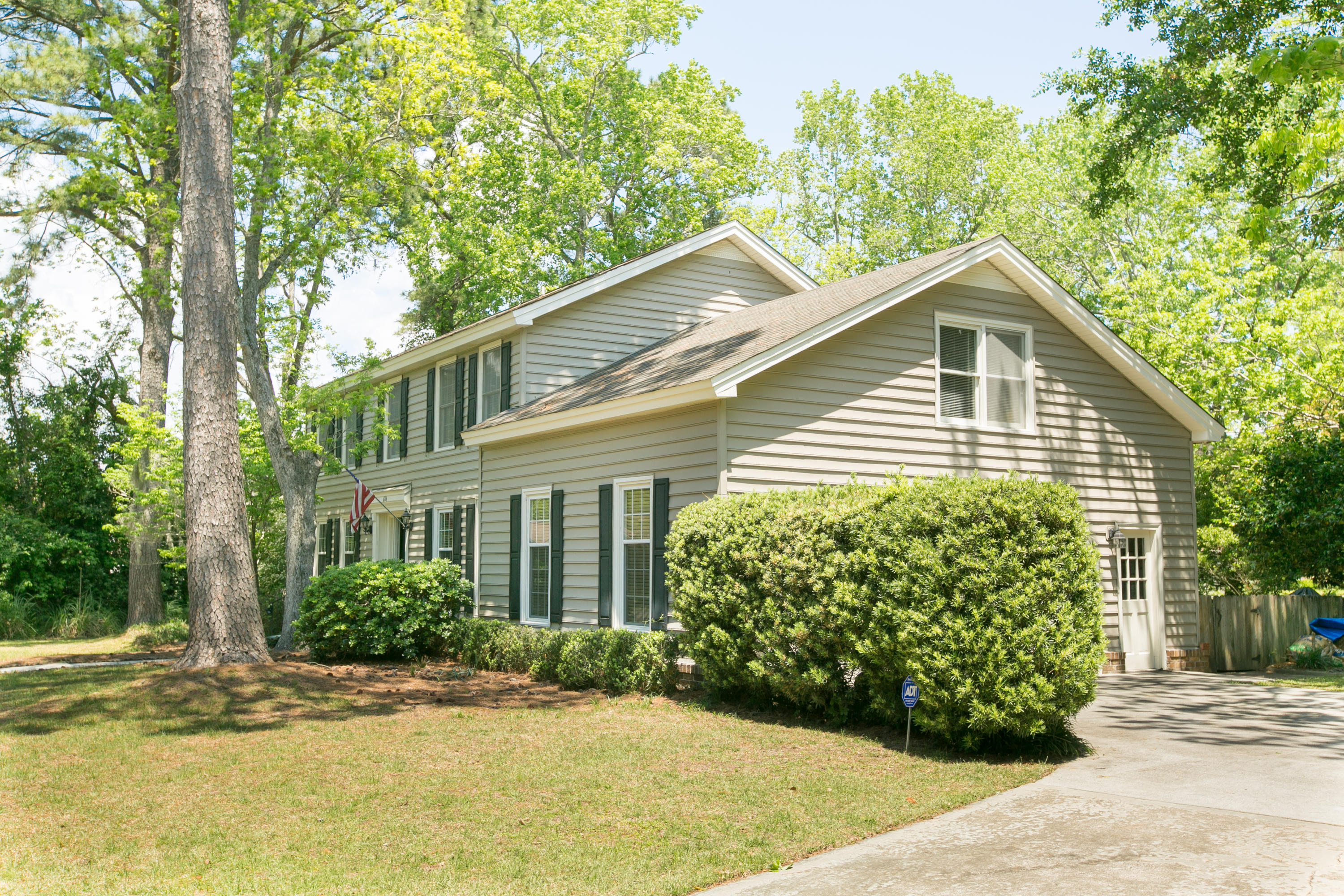 686 Lk Pt Road Mount Pleasant, SC 29464 - Photo 4 of 37 686 Lake Point-4
