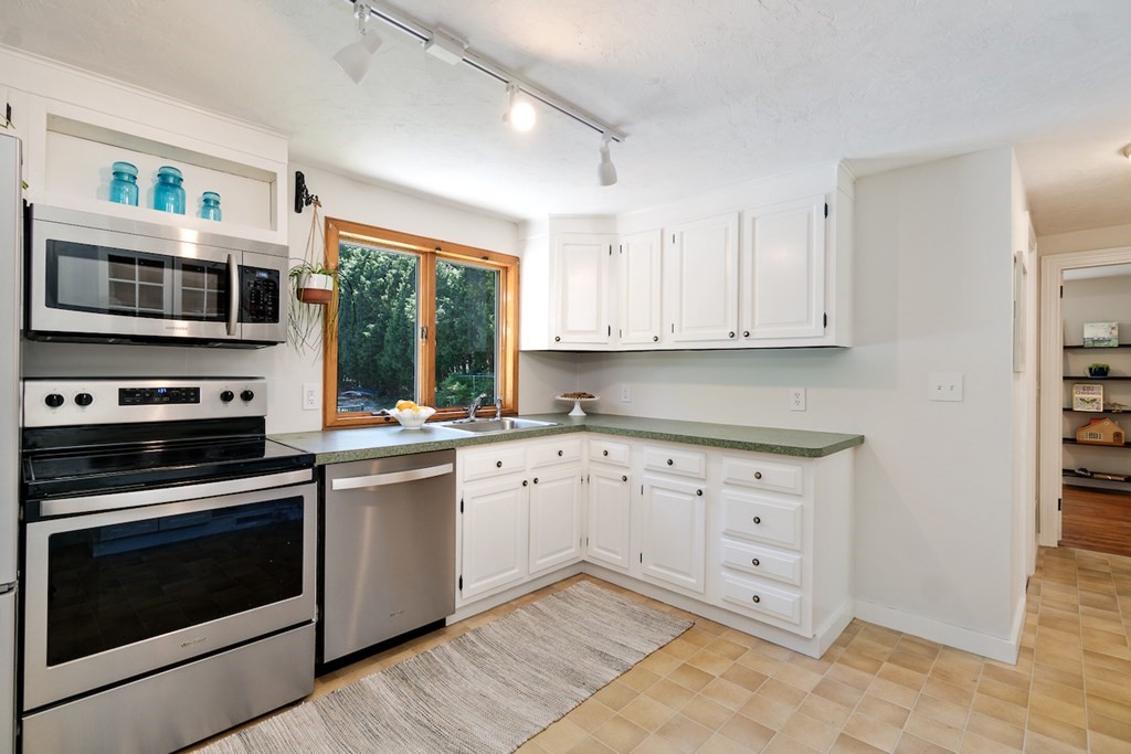 85 Sylvan Road Uxbridge, MA 01569 - Photo 11 of 42 Gallery Image 11