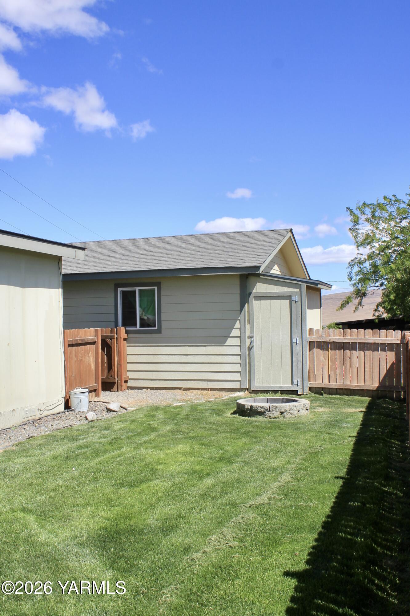 1101 Gore Road Selah, WA 98942 - Photo 41 of 42 Backyard firepit