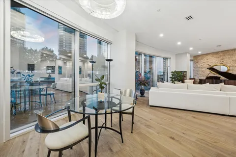 $1,100,000 | 1600 Post Oak Boulevard, Unit 802, Houston, TX 77056