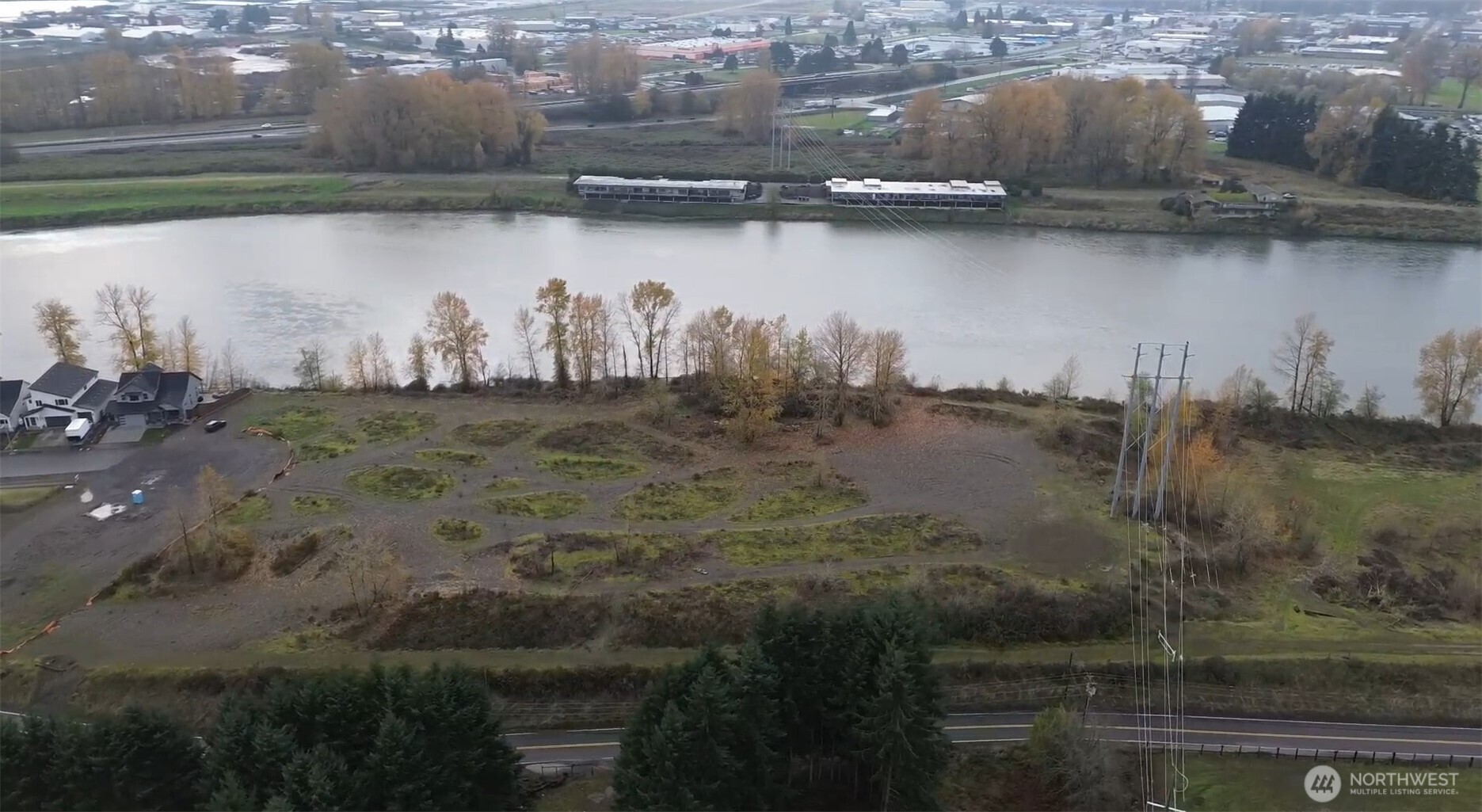 2000 South River Road Kelso, WA 98626 - Photo 2 of 16 a view of a lake from a yard