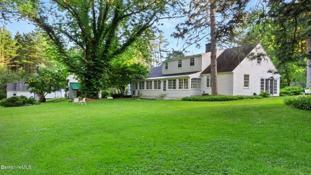 a view of a house with backyard and garden