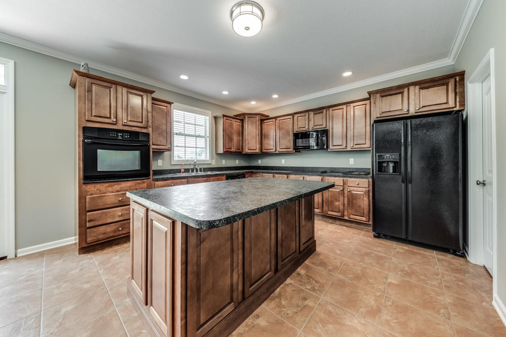 12729 Clear Ridge Road Knoxville, TN 37922 - Photo 6 of 25 Kitchen w/ Island Bar