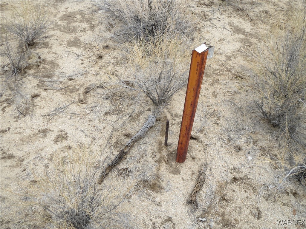 11844 South Desert View Road Yucca, AZ 86438 - Photo 5 of 11 Property corner markers