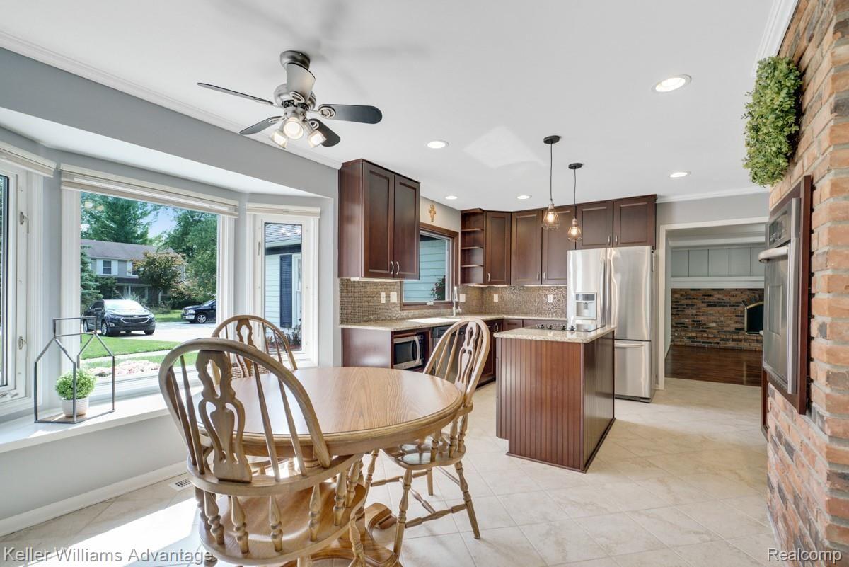 35984 Charter Crest Road Farmington, MI 48335 - Photo 10 of 39 dsc03063-dsc03065.jpg