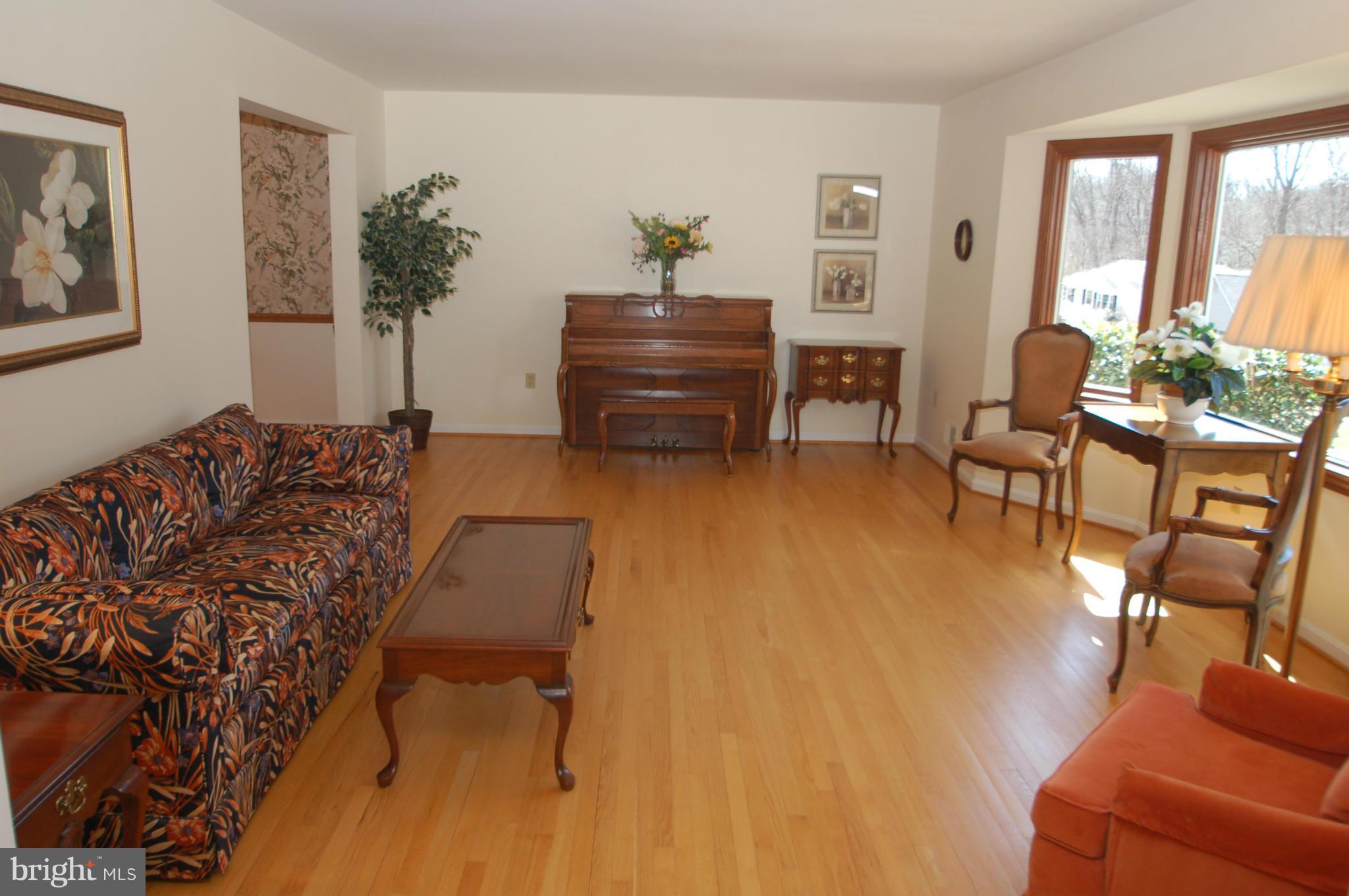6103 Lorcom Court Springfield, VA 22152 - Photo 8 of 27 Living Room