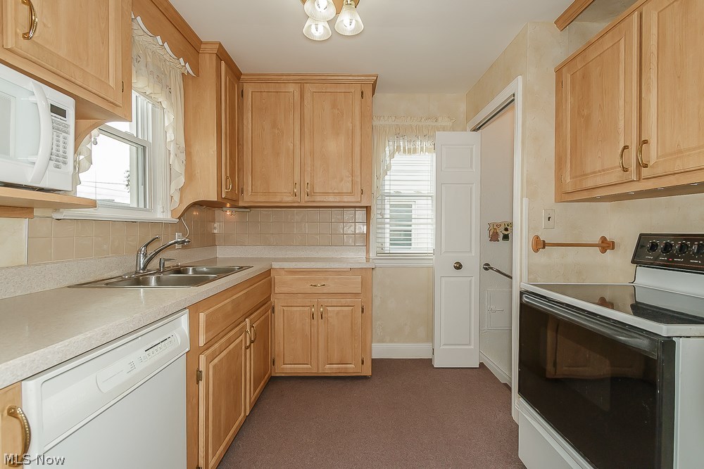 1431 Mayfield Ridge Road Cleveland, OH 44124 - Photo 2 of 35