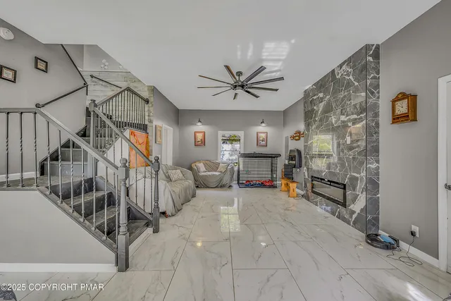 a view of livingroom with furniture and a ceiling fan