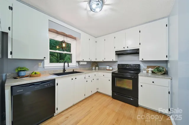 $289,900 | 4168 Forest Point Drive, Hickory, NC 28602