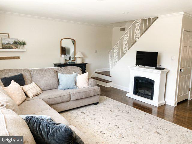 3597 Brookview Road Philadelphia, PA 19154 - Photo 6 of 32 Living Room