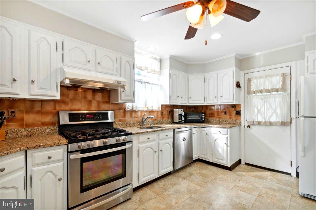 552 Central Avenue Havertown, PA 19083 - Photo 3 of 25