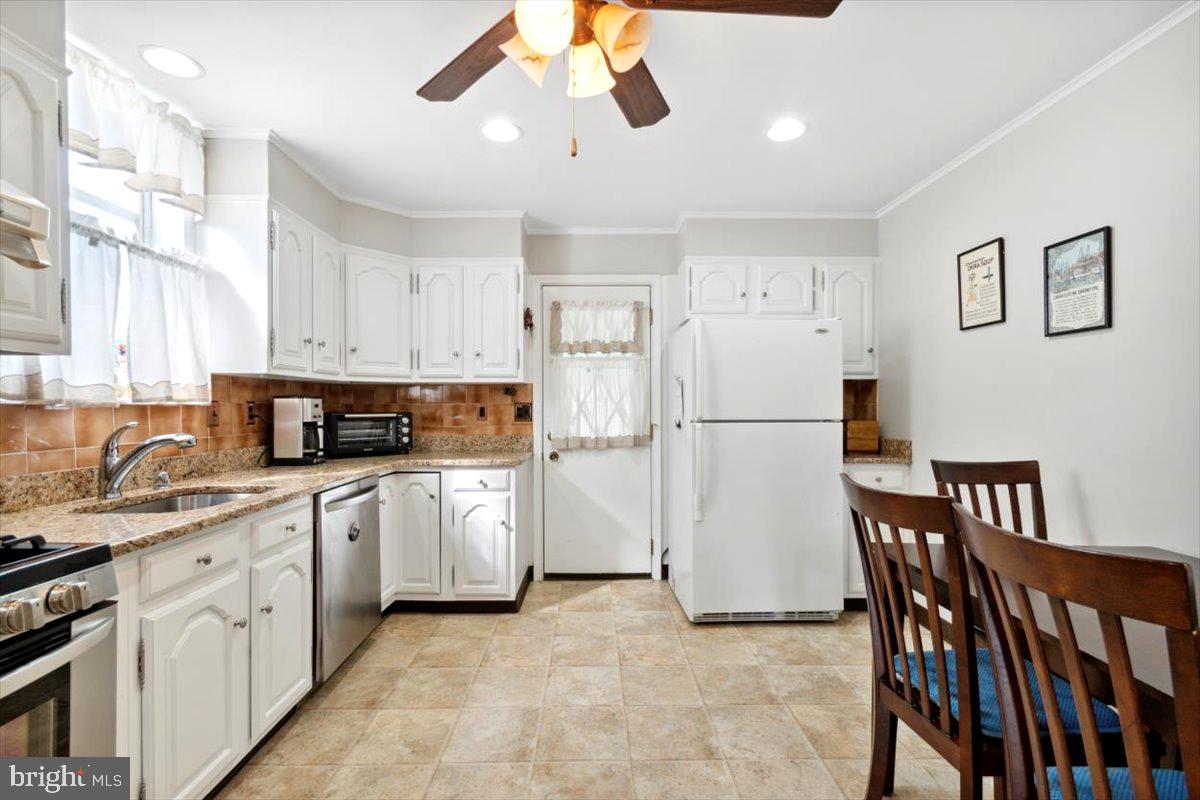 552 Central Avenue Havertown, PA 19083 - Photo 4 of 25