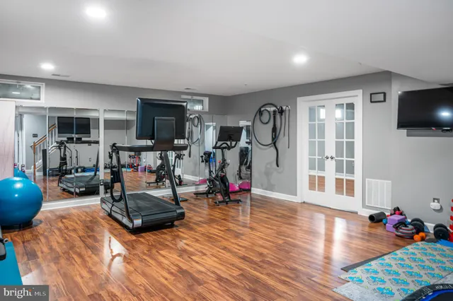 a view of a yard with a house