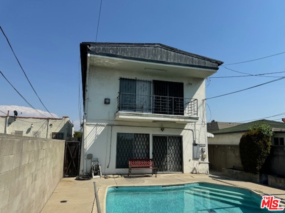 2201 South Ridgeley Drive Los Angeles, CA 90016 - Photo 2 of 4 a view of the front door and small yard