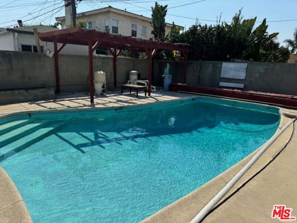 2201 South Ridgeley Drive Los Angeles, CA 90016 - Photo 3 of 4 a view of a backyard with sitting area