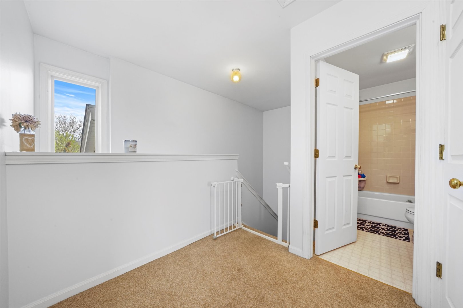 709 Daybreak Lane Carol Stream, IL 60188 - Photo 14 of 30 an empty room with windows