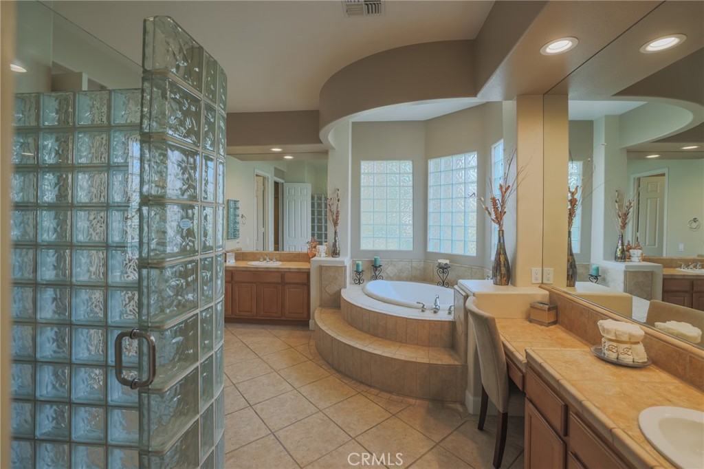 17 Bellisimo Court Rancho Mirage, CA 92270 - Photo 23 of 42 Primary bedroom bath with soking tub and shower
