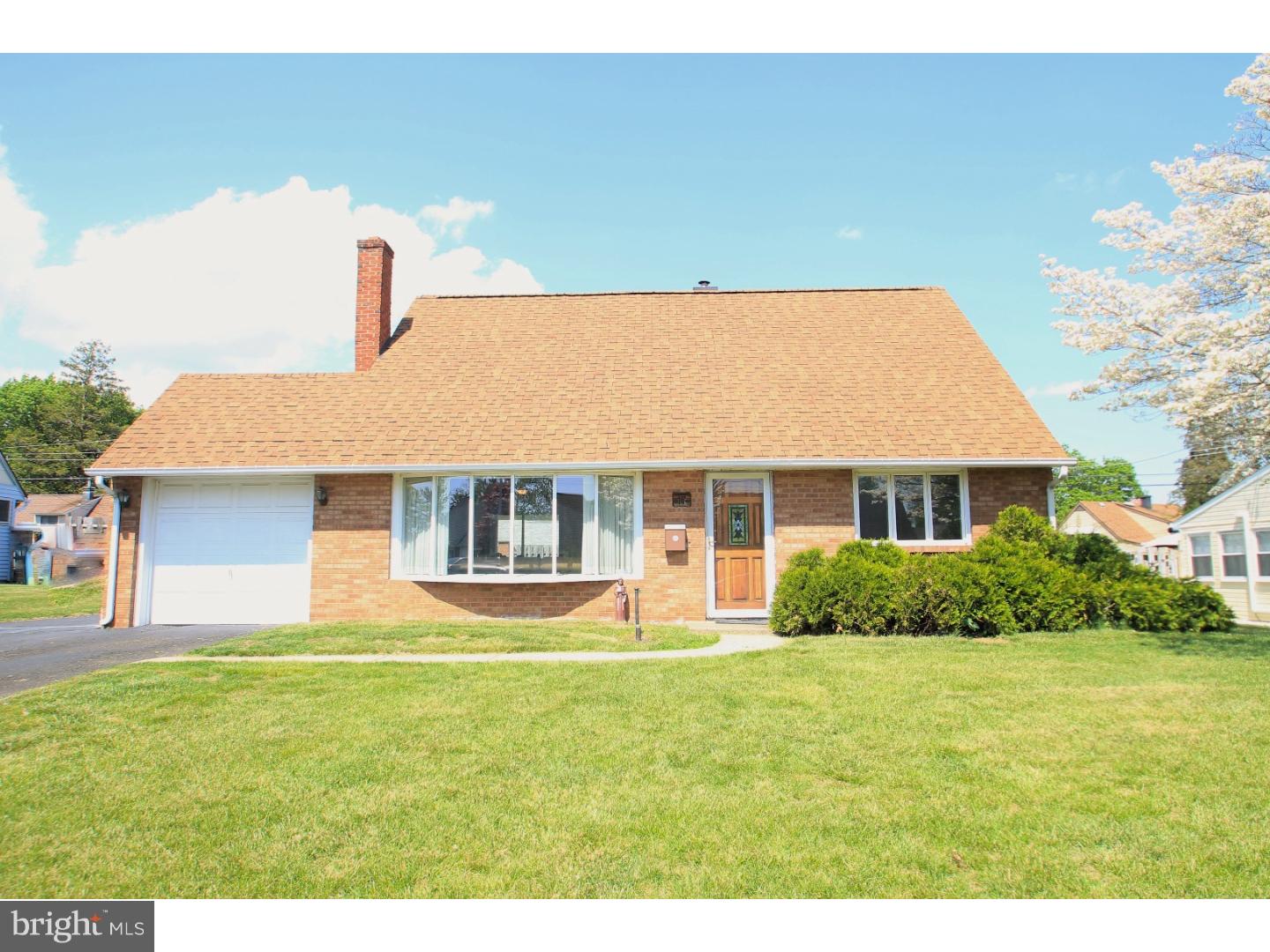 17 Canal Road Levittown, PA 19057 - Photo 1 of 13 Front Yard