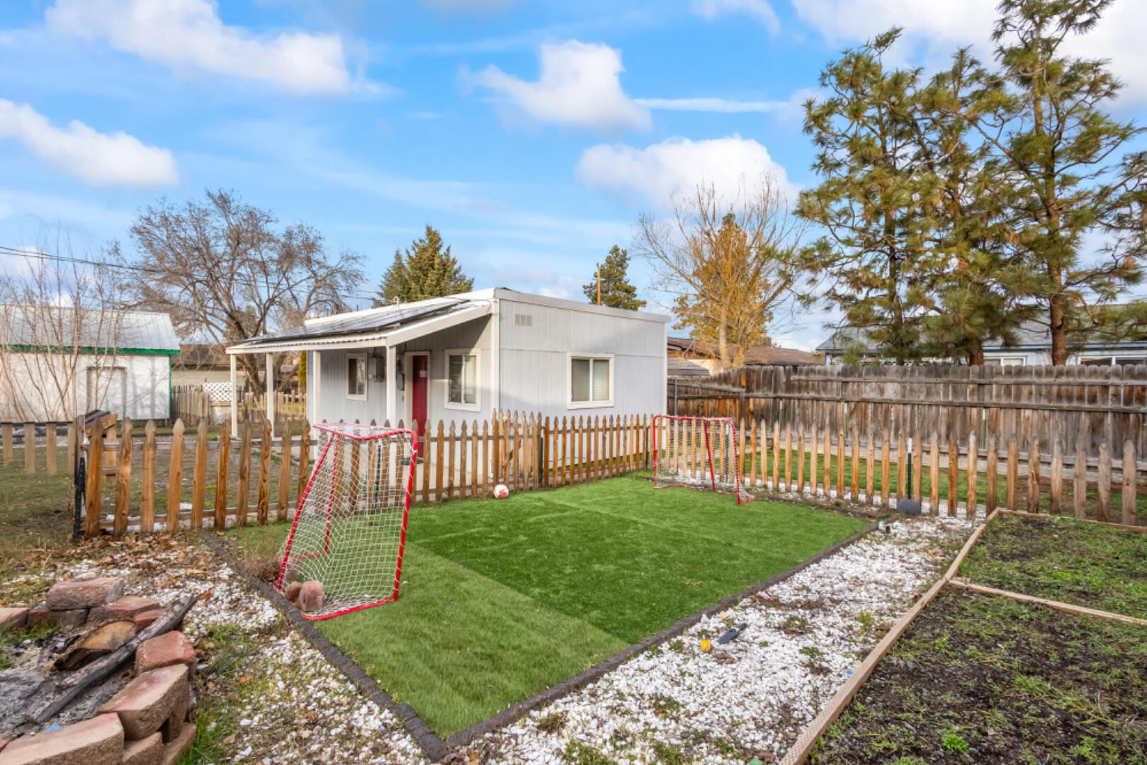 433 Southeast 9th Street Madras, OR 97741 - Photo 5 of 27 Private back yard