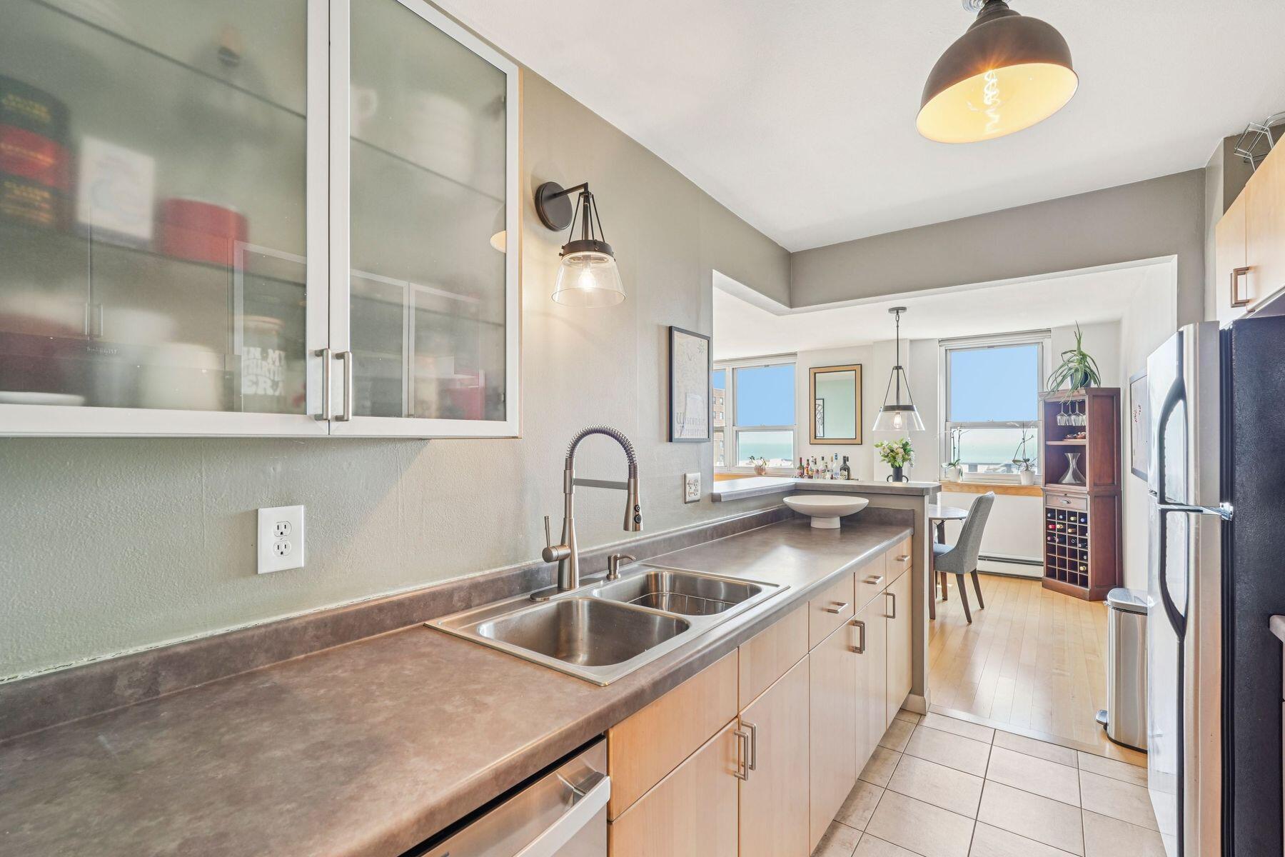 1707 North Prospect Avenue, Unit 6E Milwaukee, WI 53202 - Photo 10 of 29 Kitchen