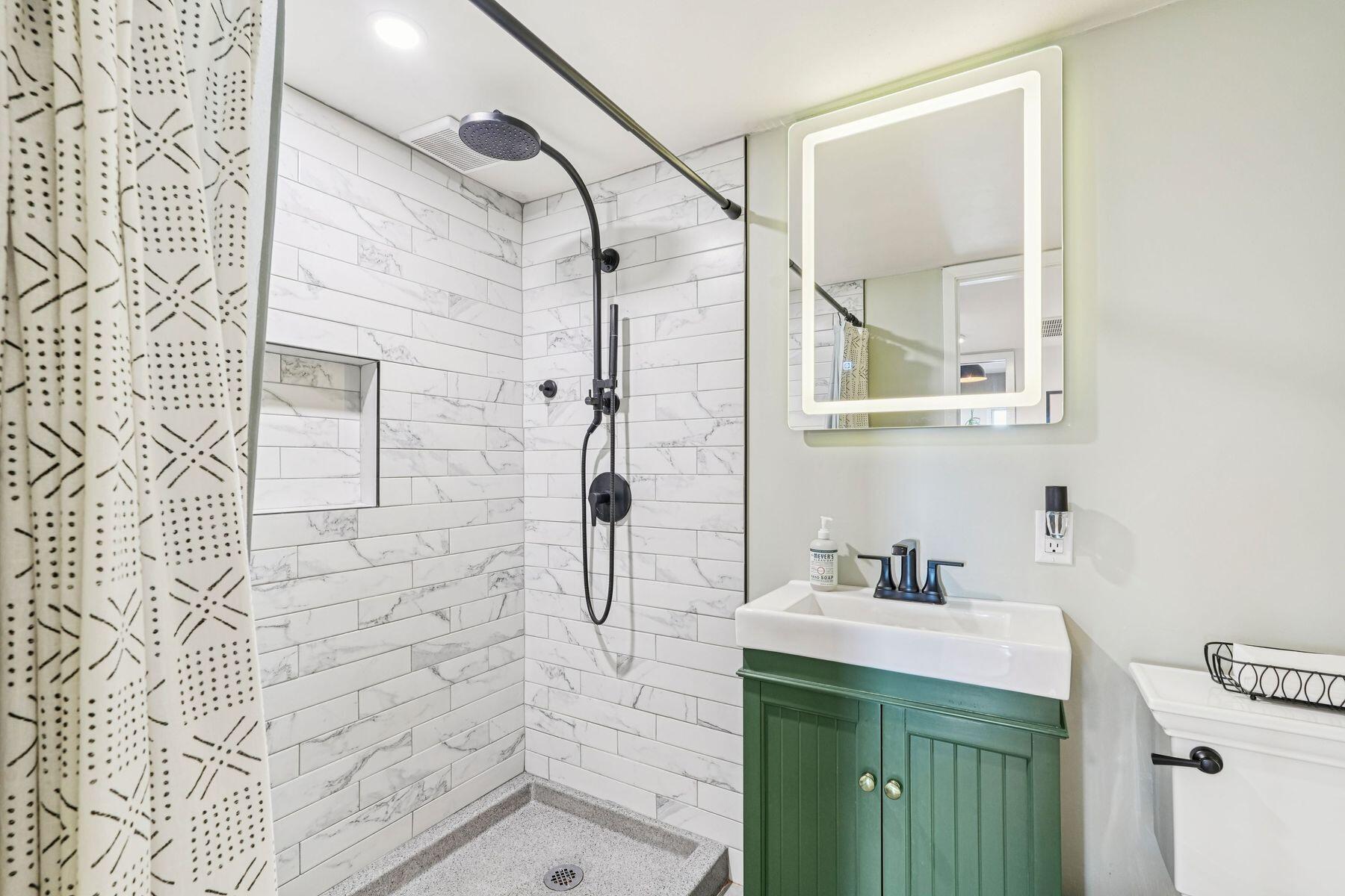 1707 North Prospect Avenue, Unit 6E Milwaukee, WI 53202 - Photo 11 of 29 Updated Full Bathroom
