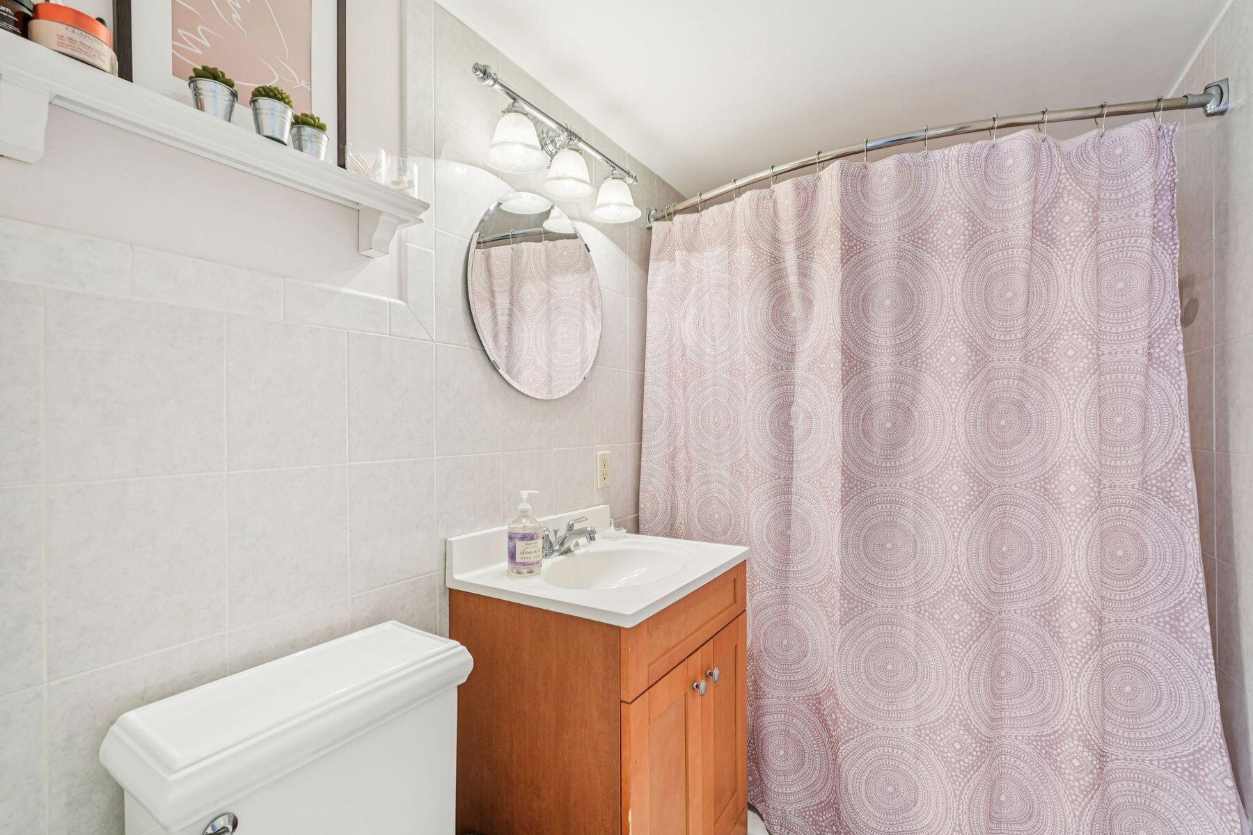 1707 North Prospect Avenue, Unit 6E Milwaukee, WI 53202 - Photo 15 of 29 Primary Ensuite Bath