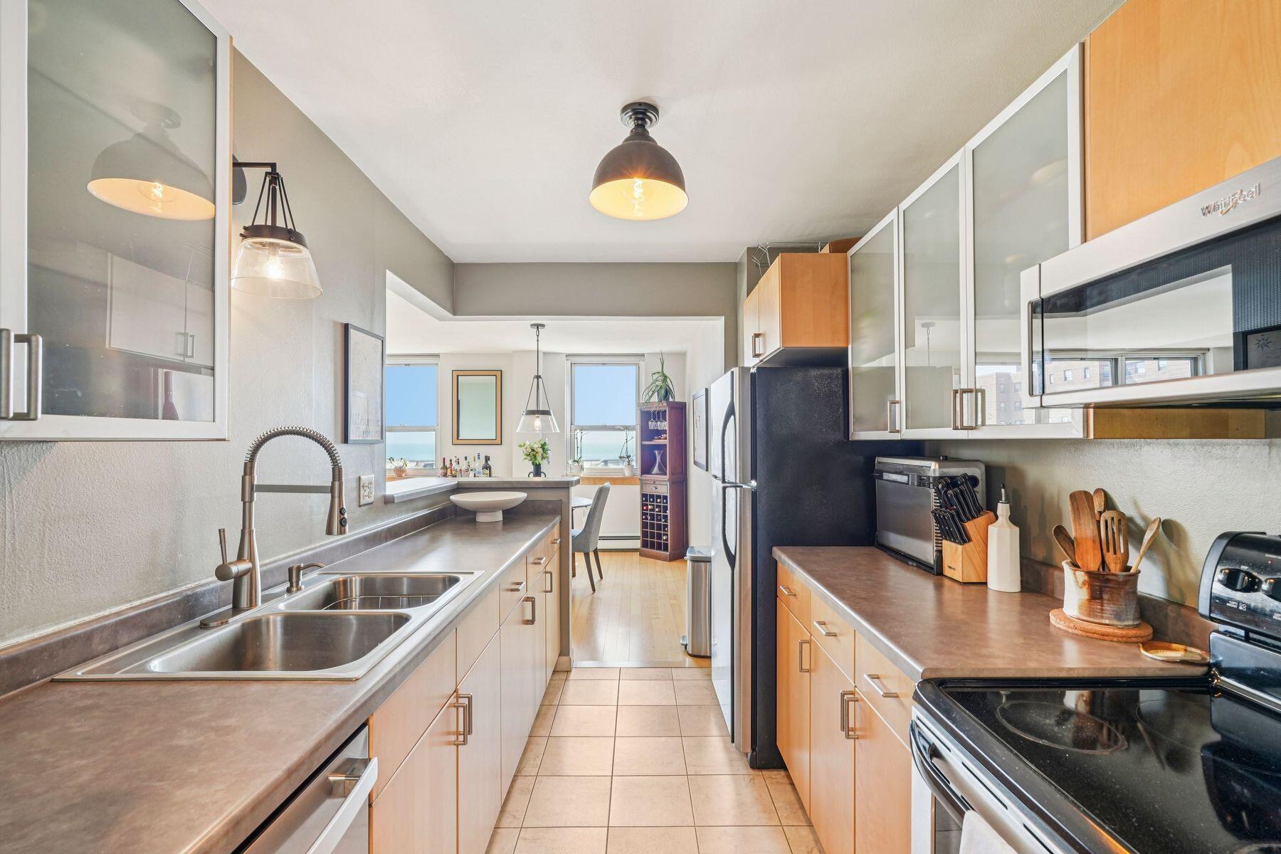1707 North Prospect Avenue, Unit 6E Milwaukee, WI 53202 - Photo 8 of 29 Modern Kitchen