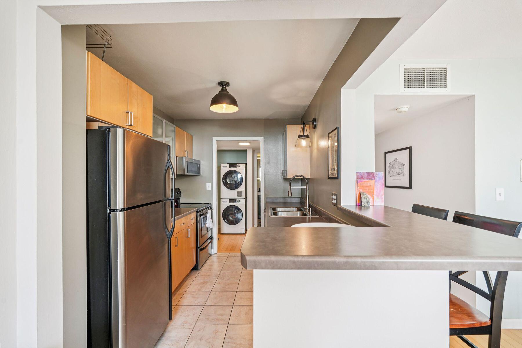 1707 North Prospect Avenue, Unit 6E Milwaukee, WI 53202 - Photo 9 of 29 Counter Seats