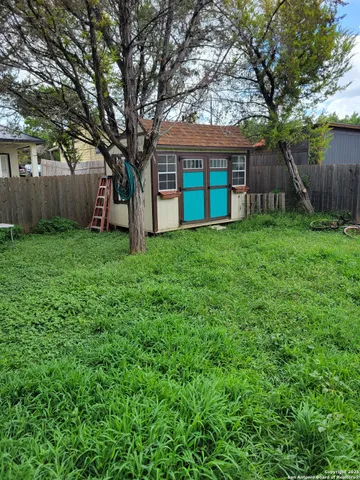 a view of a house with backyard and garden