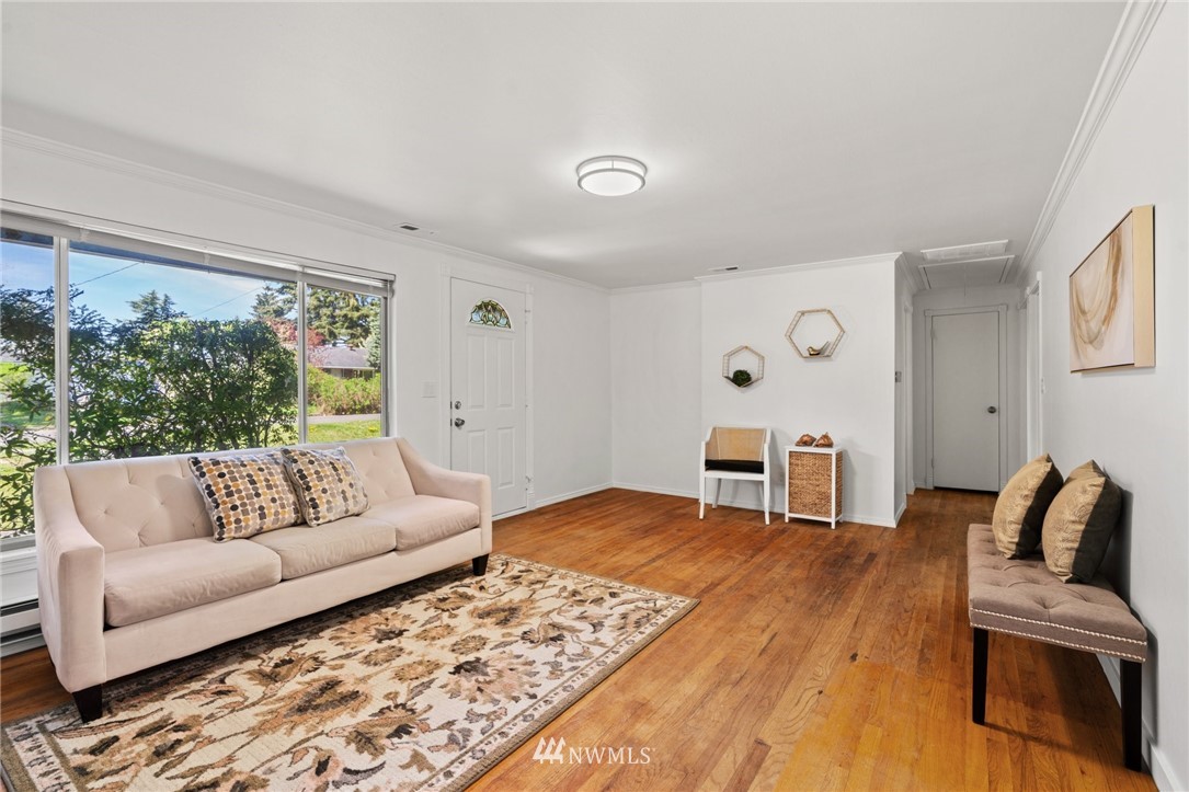 858 Queen Avenue Northeast Renton, WA 98056 - Photo 4 of 24 Gallery Image 4
