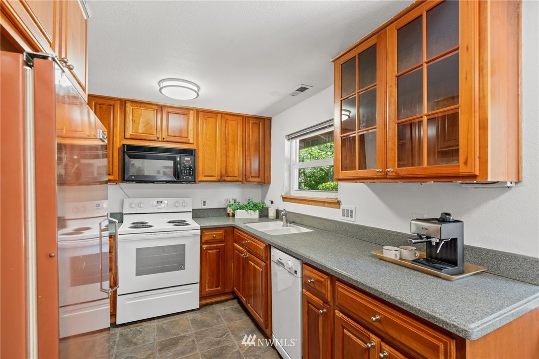 858 Queen Avenue Northeast Renton, WA 98056 - Photo 9 of 24 Gallery Image 9