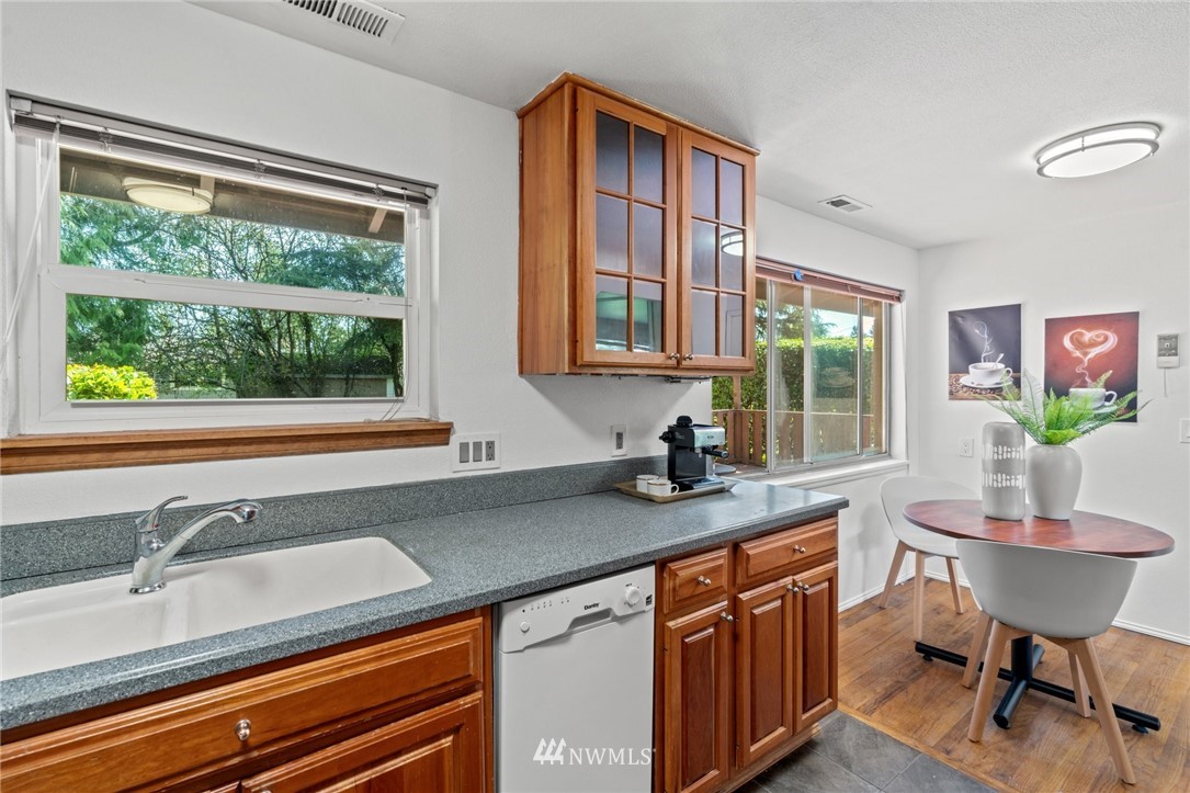 858 Queen Avenue Northeast Renton, WA 98056 - Photo 10 of 24 Gallery Image 10