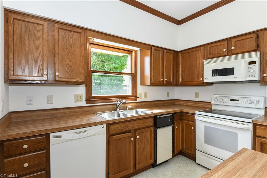 3718 Sawgrass Road Greensboro, NC 27410 - Photo 9 of 33