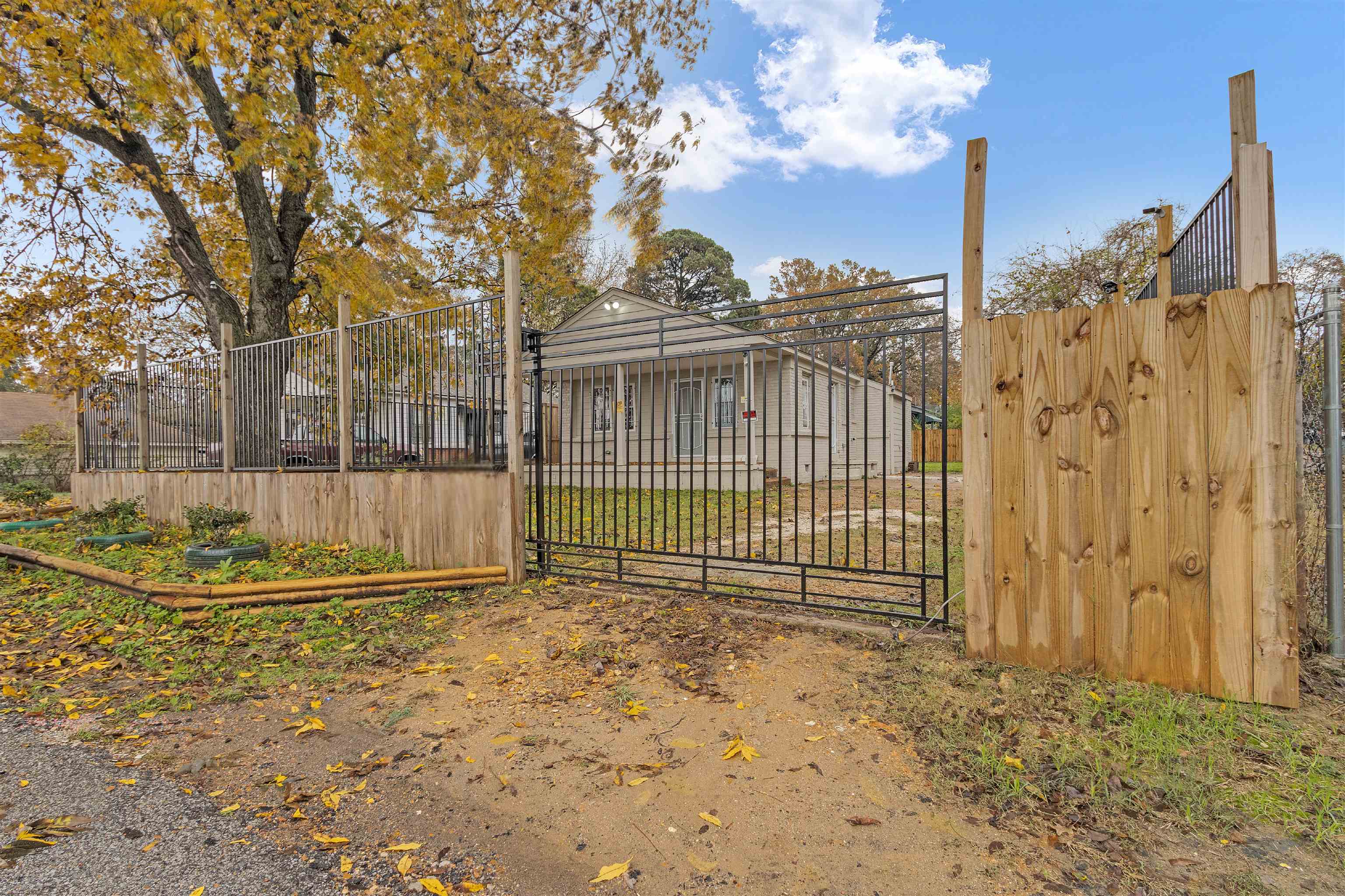 2881 Tutwiler Avenue Memphis, TN 38112 - Photo 4 of 23 View of gate