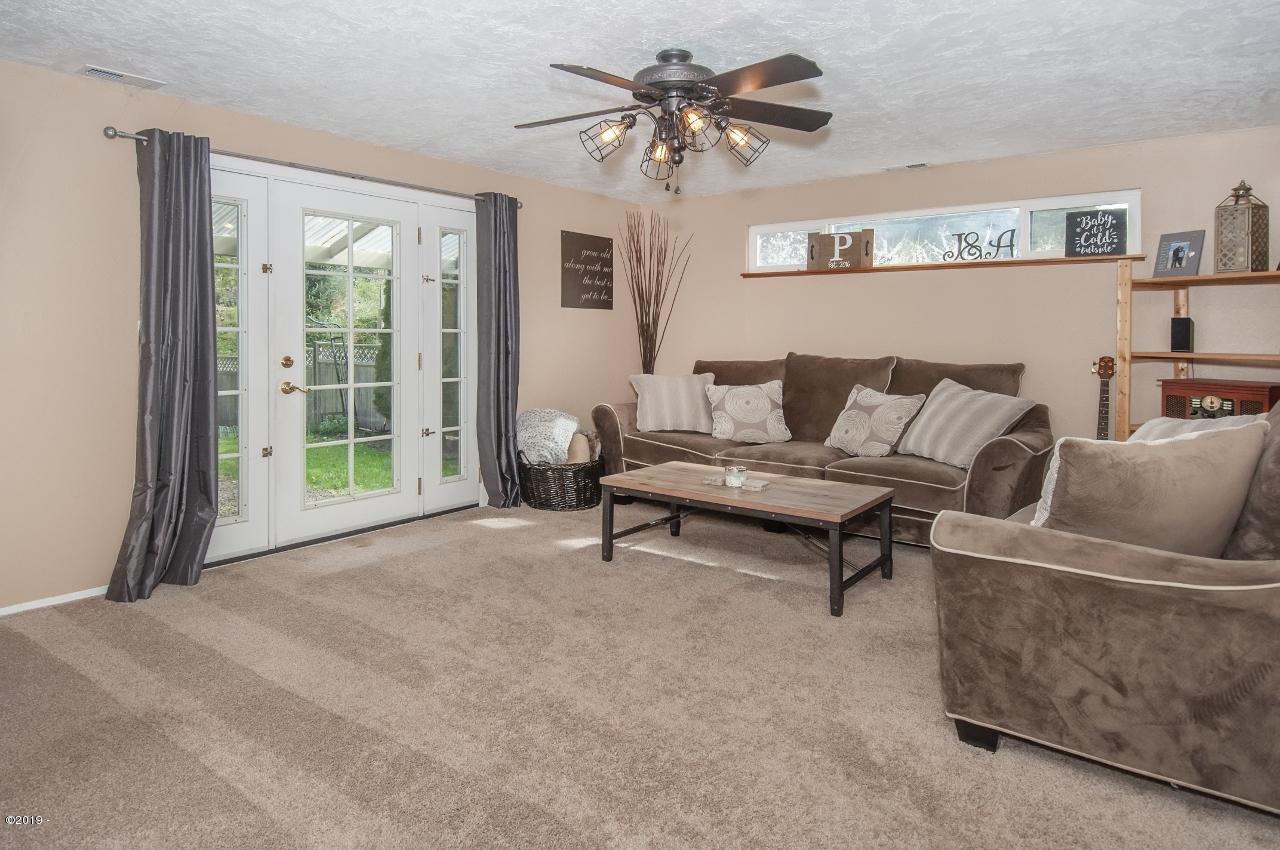 1525 North North Bank Road Otis, OR 97368 - Photo 19 of 40 Family Room - View 1 (1280x850)