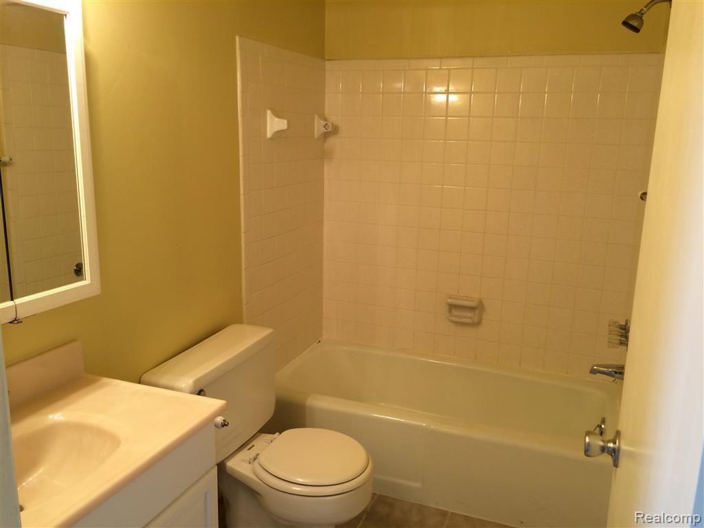 409 West Highland Road, Unit B10 Howell, MI 48843 - Photo 12 of 17 Bathroom