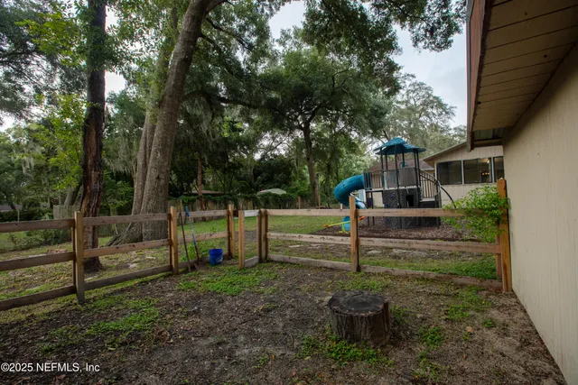 a view of a back yard