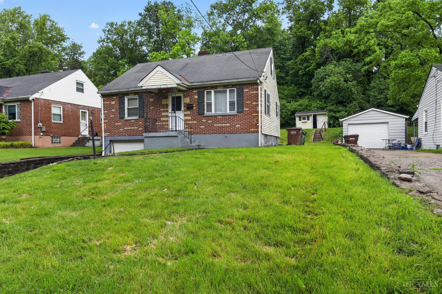 218 Ridgeway Road Cincinnati, OH 45216 - Photo 4 of 30
