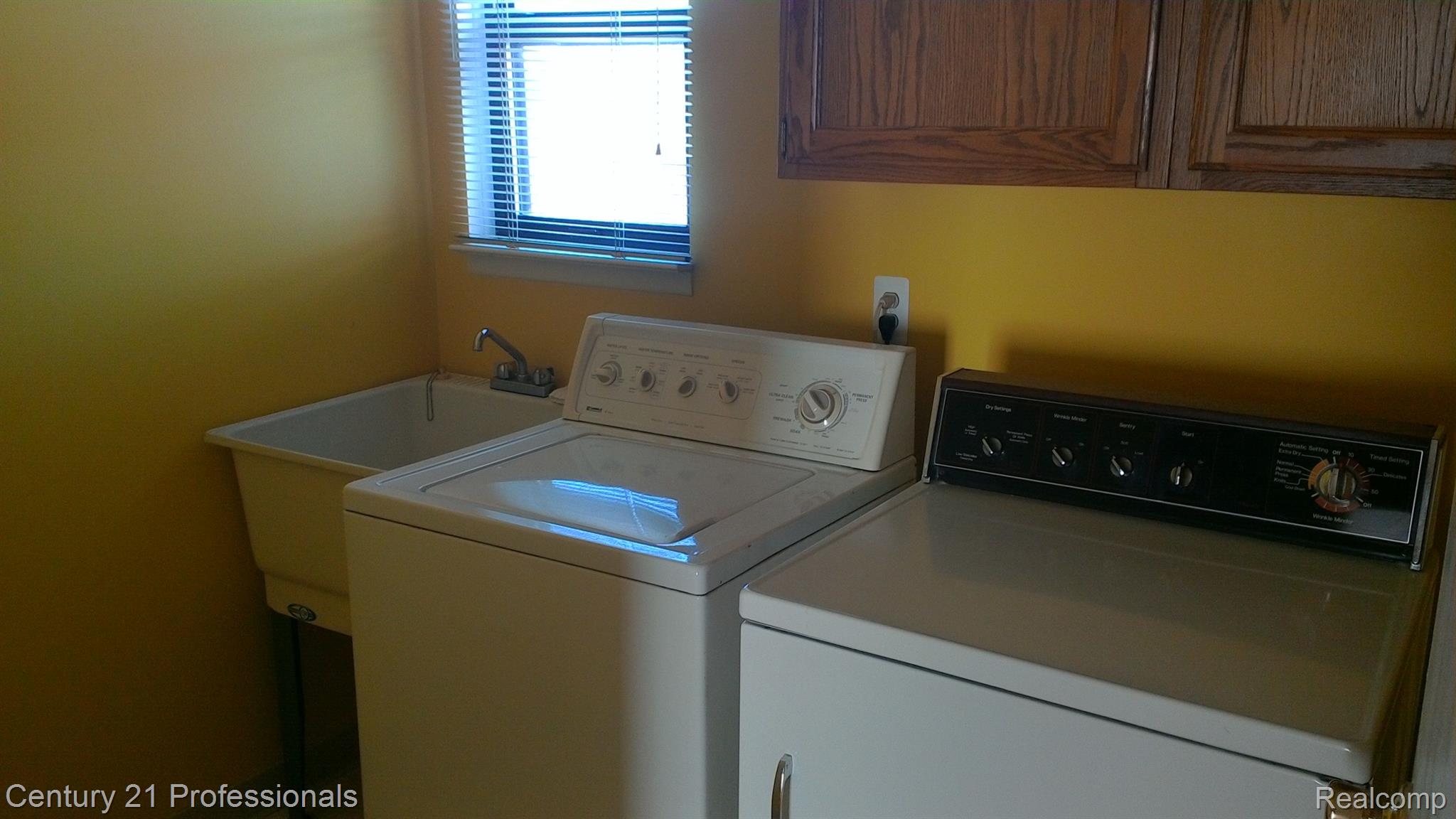 628 Tennyson Rochester, MI 48307 - Photo 17 of 32 2nd Floor Laundry Room with Washer & Dryer Incl.