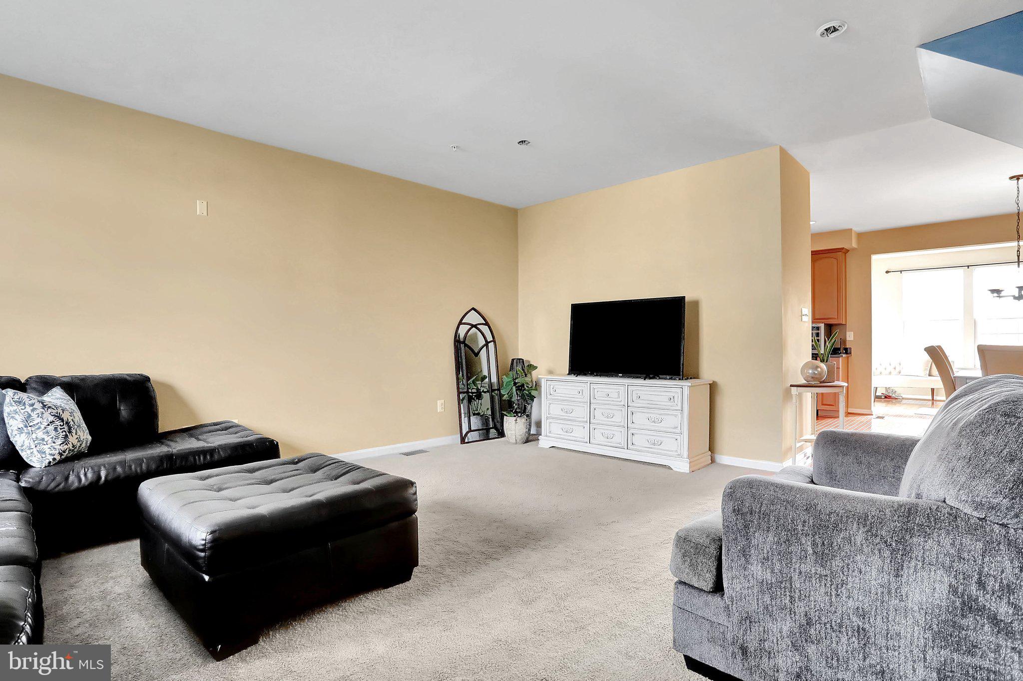 13005 Yellow Jacket Road Hagerstown, MD 21740 - Photo 14 of 39 Living Room