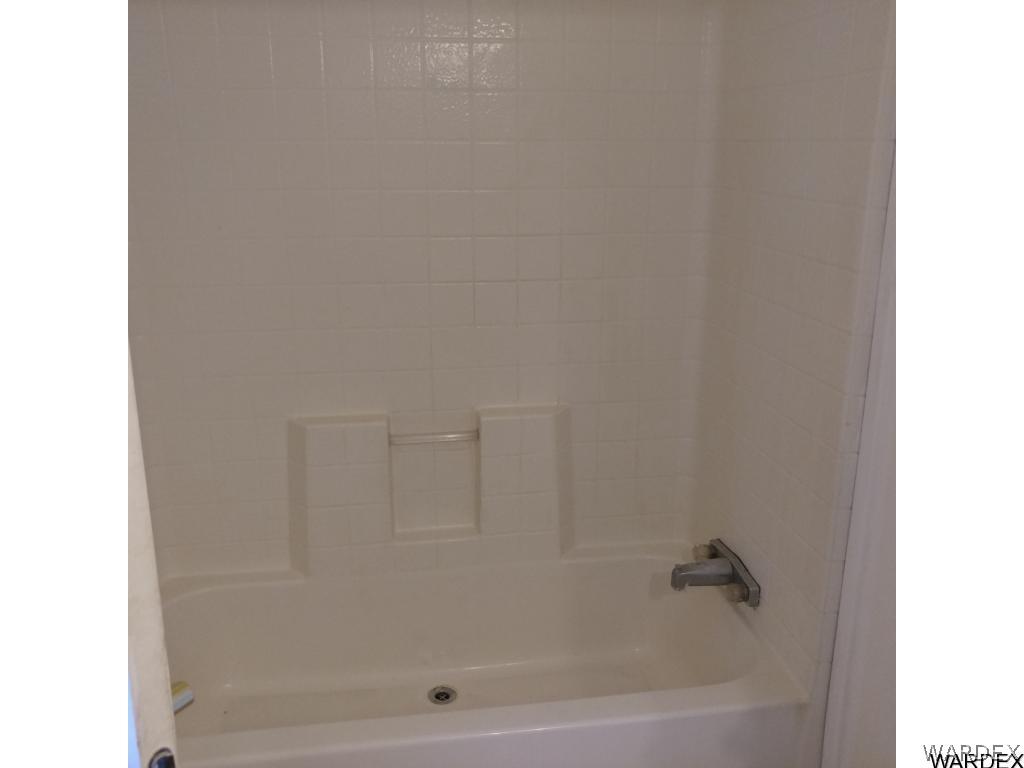 586 Bacobi Road Golden Valley, AZ 86413 - Photo 32 of 36 a close up of a bathtub