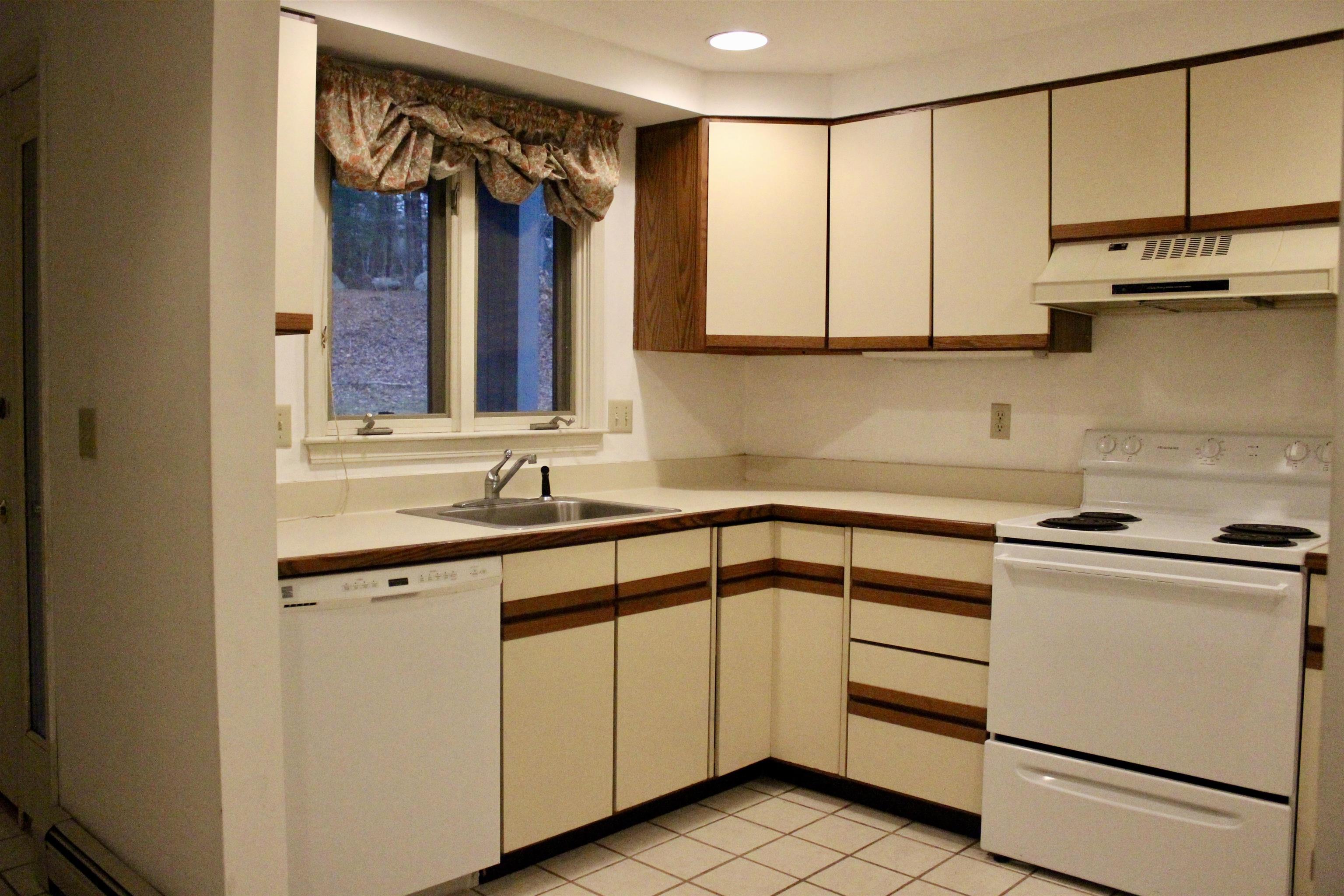 43 Brookside Drive, Unit 43 Stratham, NH 03885 - Photo 3 of 28