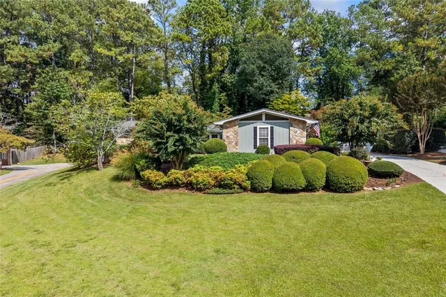 a view of a house with a yard