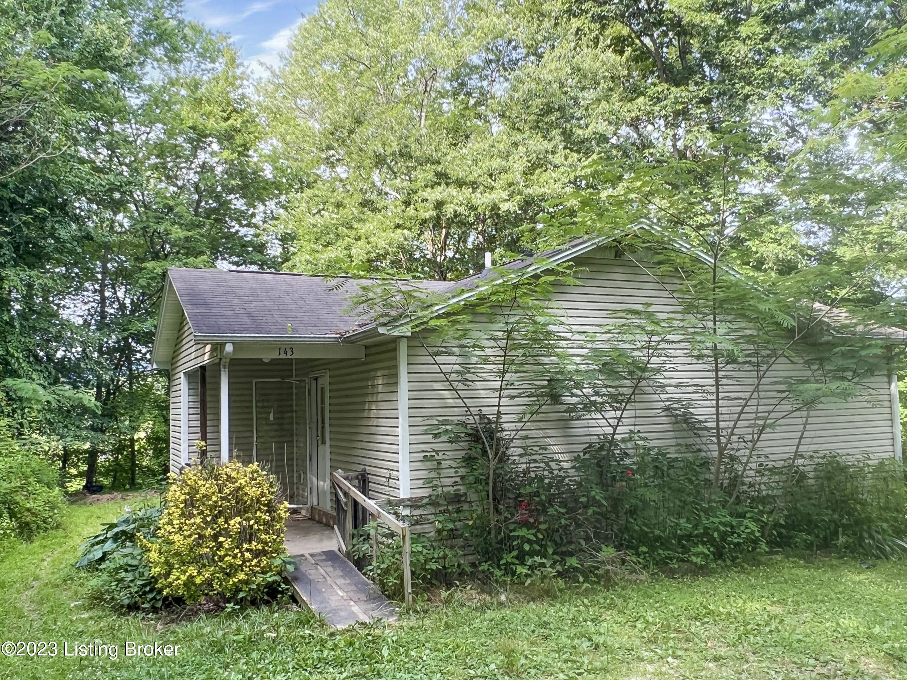 143 Dunlap Hl Loop Middlesboro, KY 40965 - Photo 8 of 11 Rear