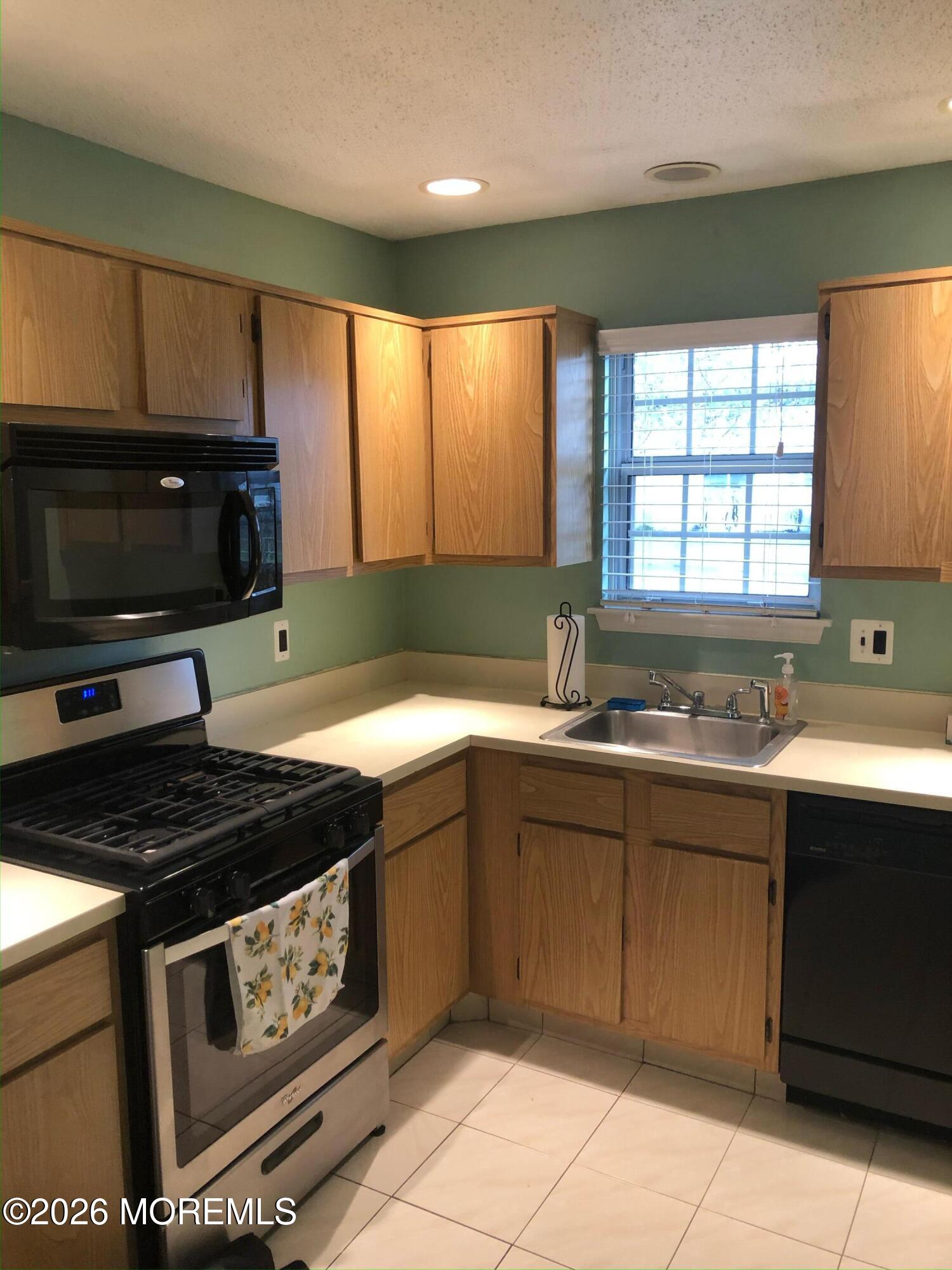 6 Datchet Close Freehold, NJ 07728 - Photo 5 of 7 kitchen