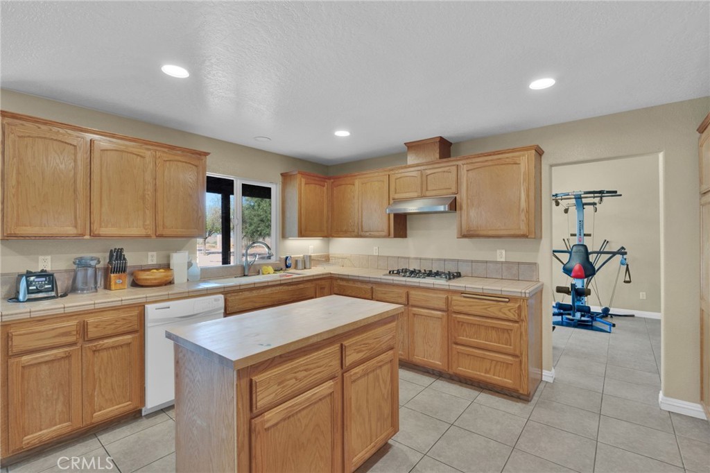 11158 Pinon Avenue Hesperia, CA 92345 - Photo 13 of 39 a kitchen with a sink stove and cabinets