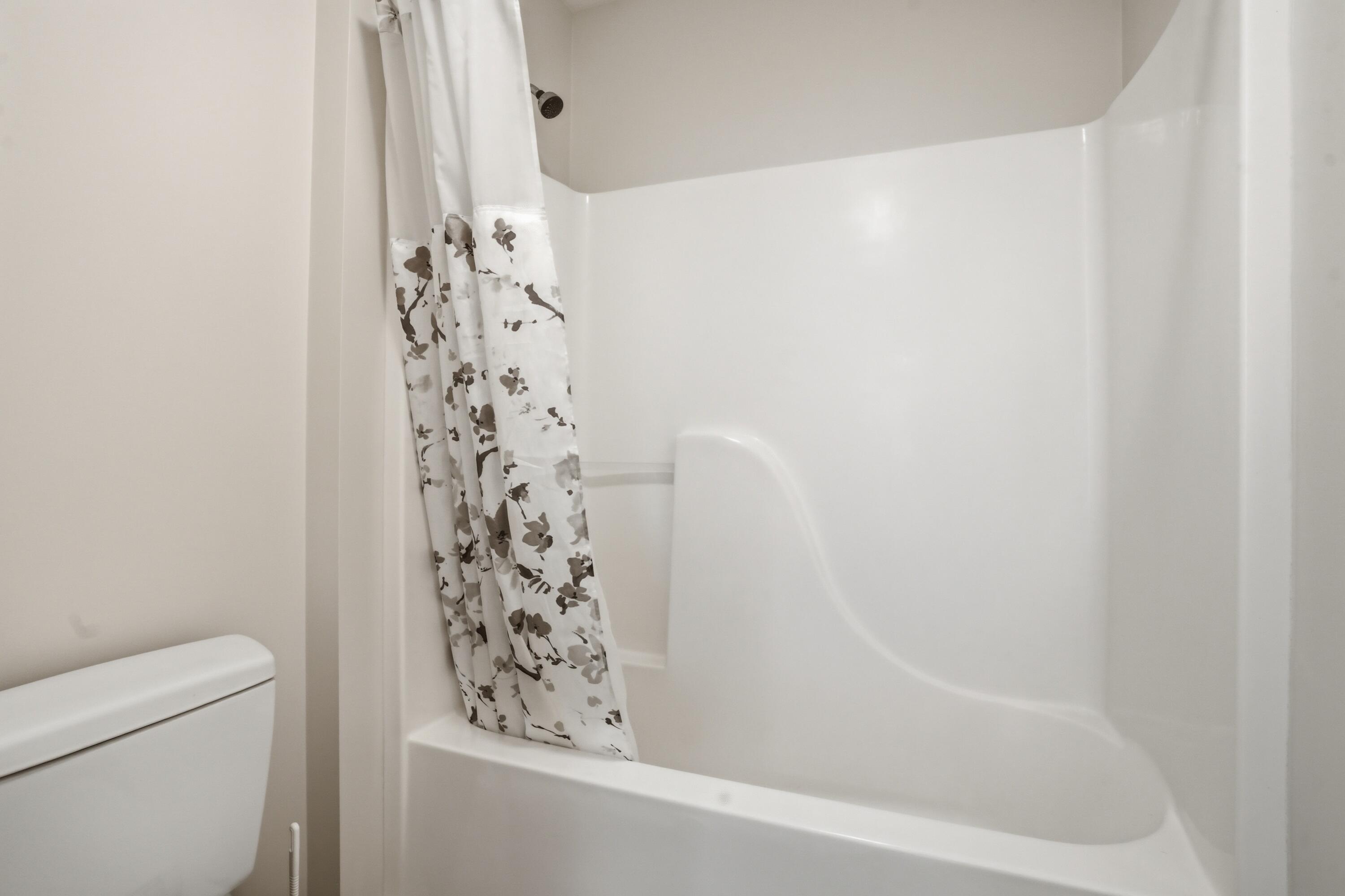 1144 Mary Ellen Drive Crown Point, IN 46307 - Photo 31 of 47 a bathroom with a bathtub