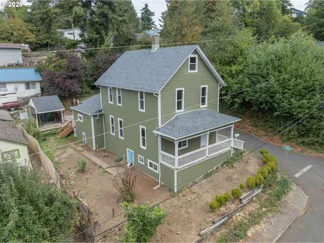 a view of house with backyard and trees