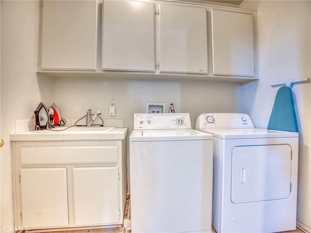 39233 Chantilly Lane Palmdale, CA 93551 - Photo 24 of 31 a utility room with dryer and washer
